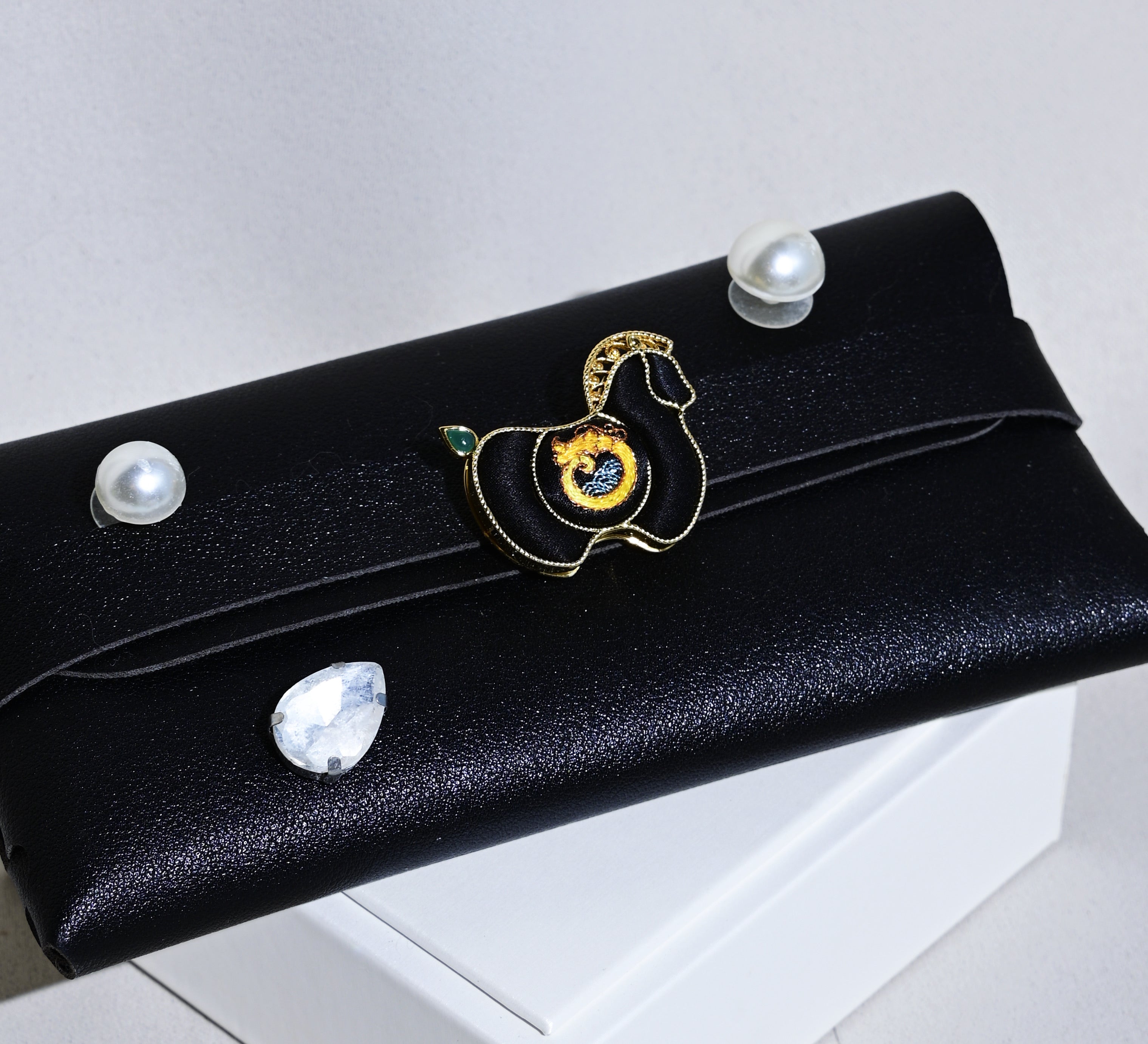 Yotopy Hand Embroidered Brooch Pendant 2-in-1, Suzhou Silk Embroidery Jewelry, Traditional Chinese Dark Horse Design, Artisan Craft Brooch Pin, 3.6x3cm
