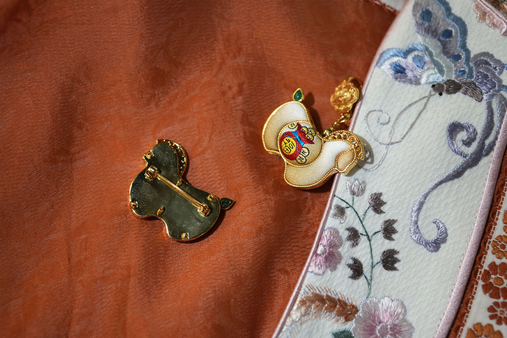 Yotopy Hand Embroidered Brooch Pendant 2-in-1, Suzhou Silk Embroidery Jewelry, Traditional Chinese Yuanbao Horse Fortune Design, Artisan Craft Brooch Pin, 3.6x3cm